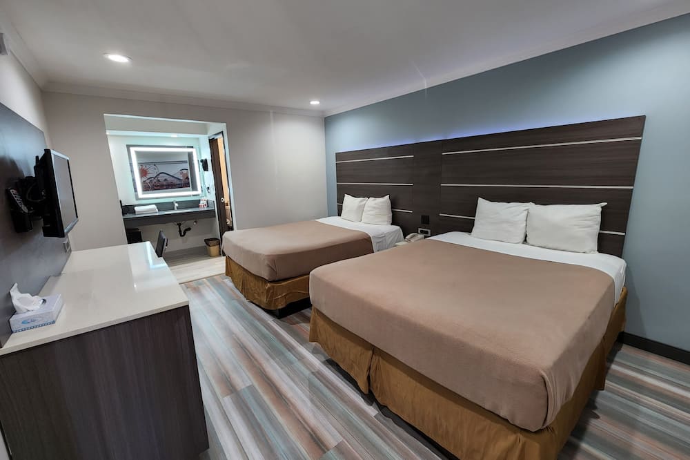 Travelodge by Wyndham Fullerton Near Anaheim