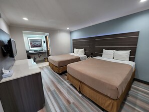 Zimmer, 2 Queen-Betten, Nichtraucher | Schreibtisch, kostenloses WLAN, Bettwäsche