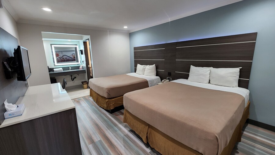 Travelodge by Wyndham Fullerton Near Anaheim