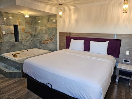 Travelodge by Wyndham Fullerton Near Anaheim