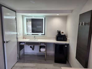 Room, 1 King Bed, Non Smoking | Desk, free WiFi, bed sheets - Travelodge by Wyndham Fullerton Near Anaheim (Fullerton)