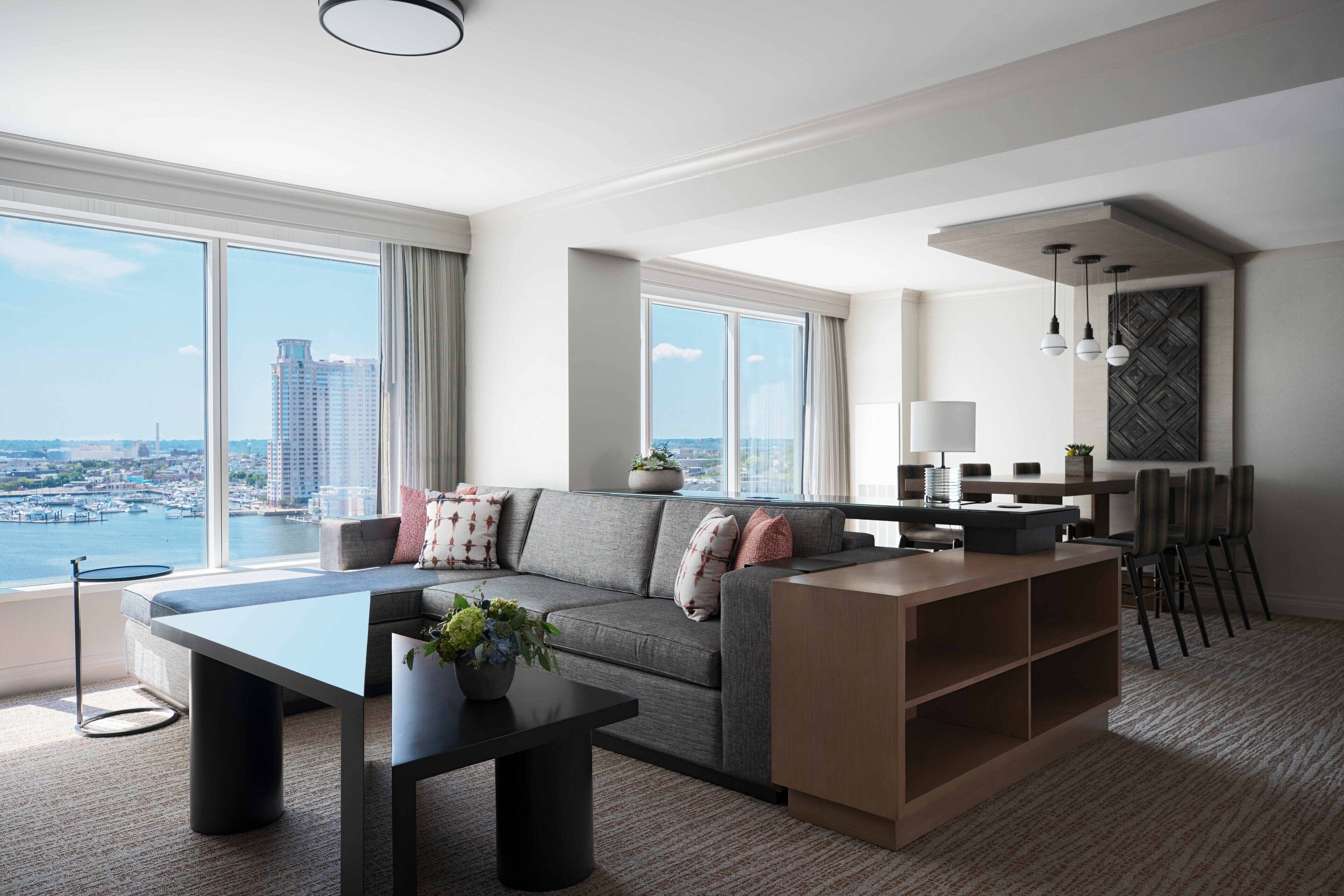 Ropa de cama de alta calidad y caja de seguridad en la habitación 