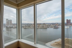Habitación, 1 cama King size, vista al puerto, en esquina | Ropa de cama de alta calidad y caja de seguridad en la habitación