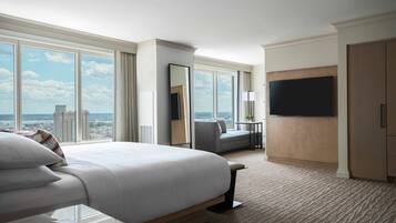 Ropa de cama de alta calidad y caja de seguridad en la habitación