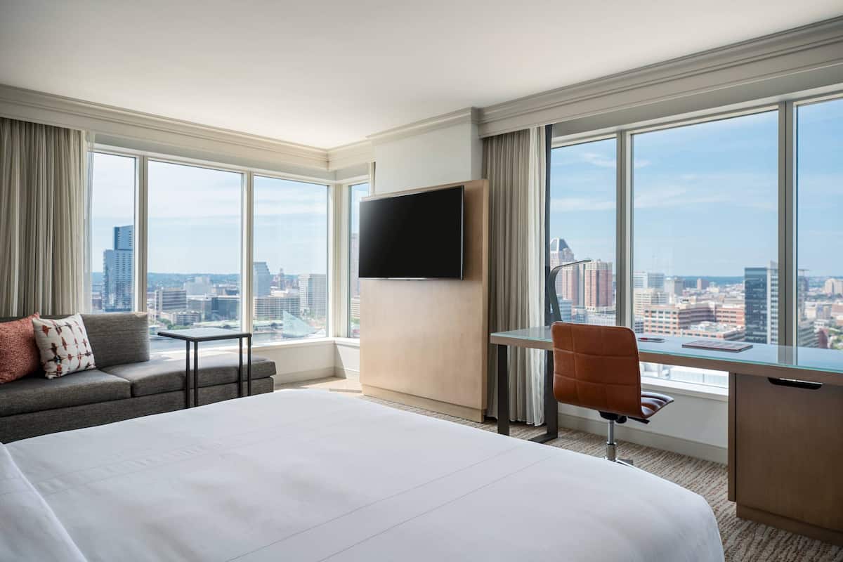 premium bedding, in-room safe, desk, laptop workspace