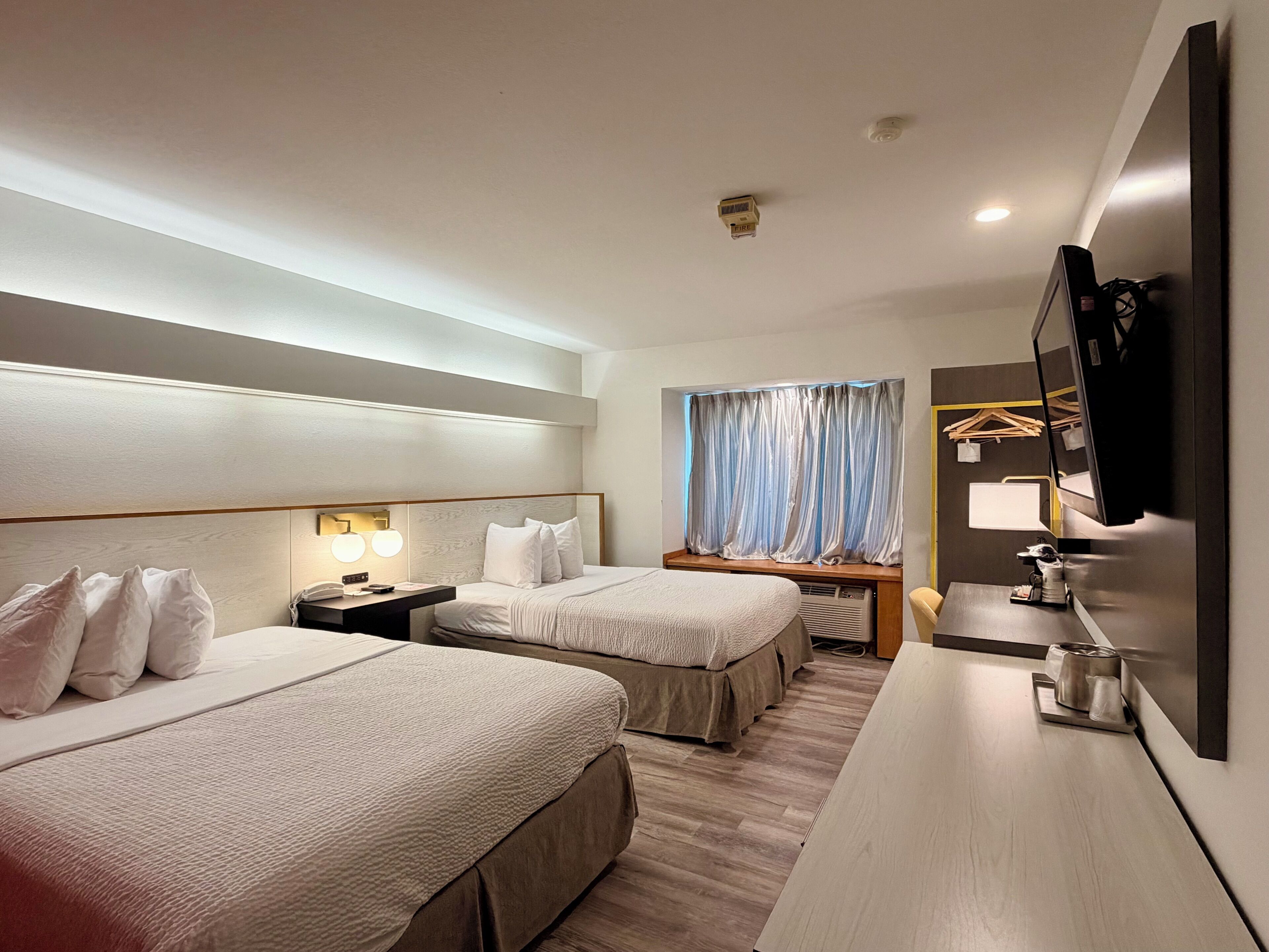 Habitación, 2 camas de matrimonio, no fumadores | Ropa de cama de alta calidad, escritorio, tabla de planchar con plancha