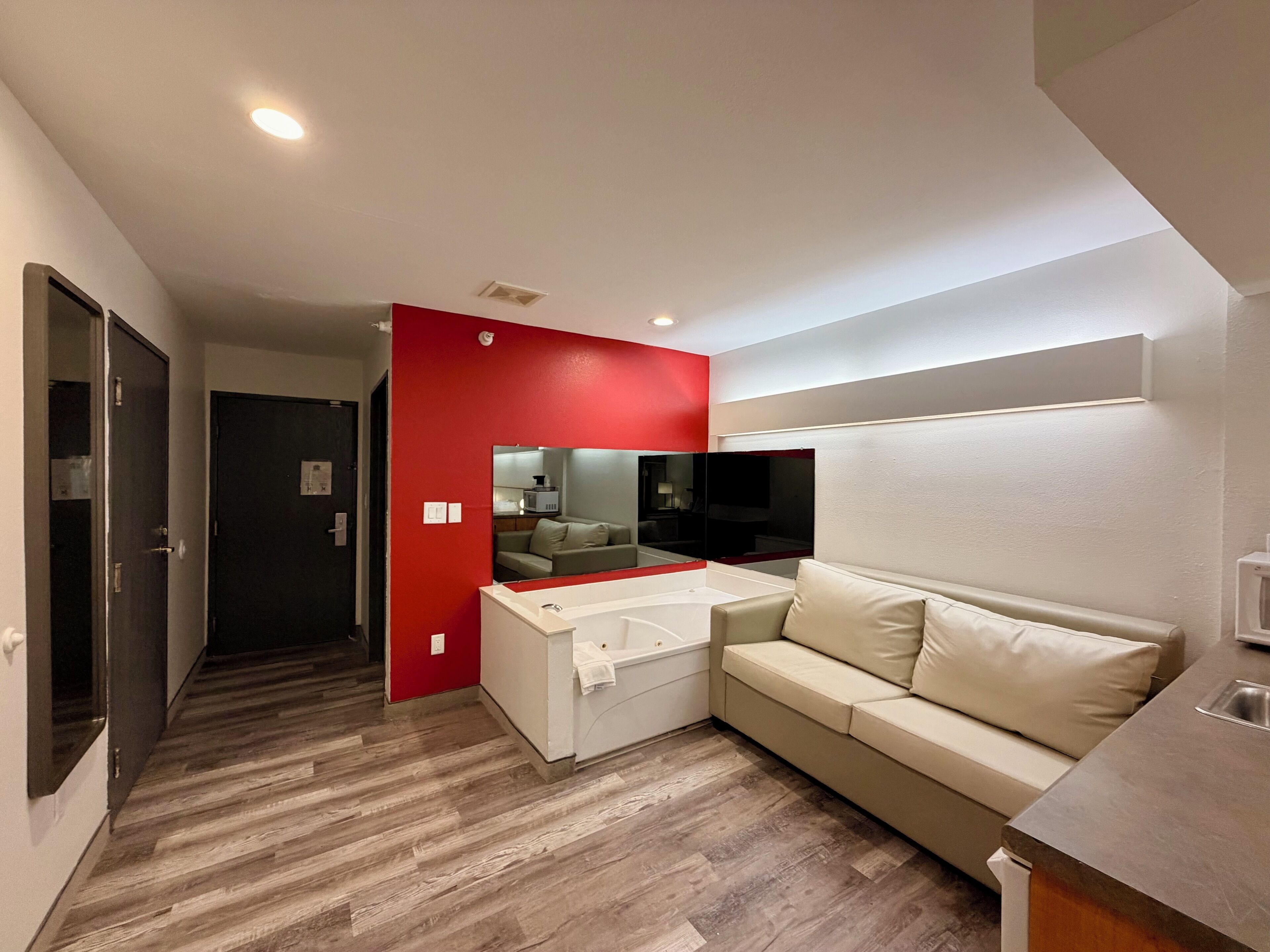 Deluxe Studio Suite, 1 Queen Bed, Non Smoking