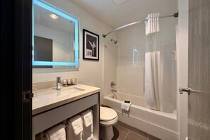 Værelse - 2 queensize-senge - ikke-ryger | Badeværelse | Kombination af bruser/badekar, gratis toiletartikler, hårtørrer