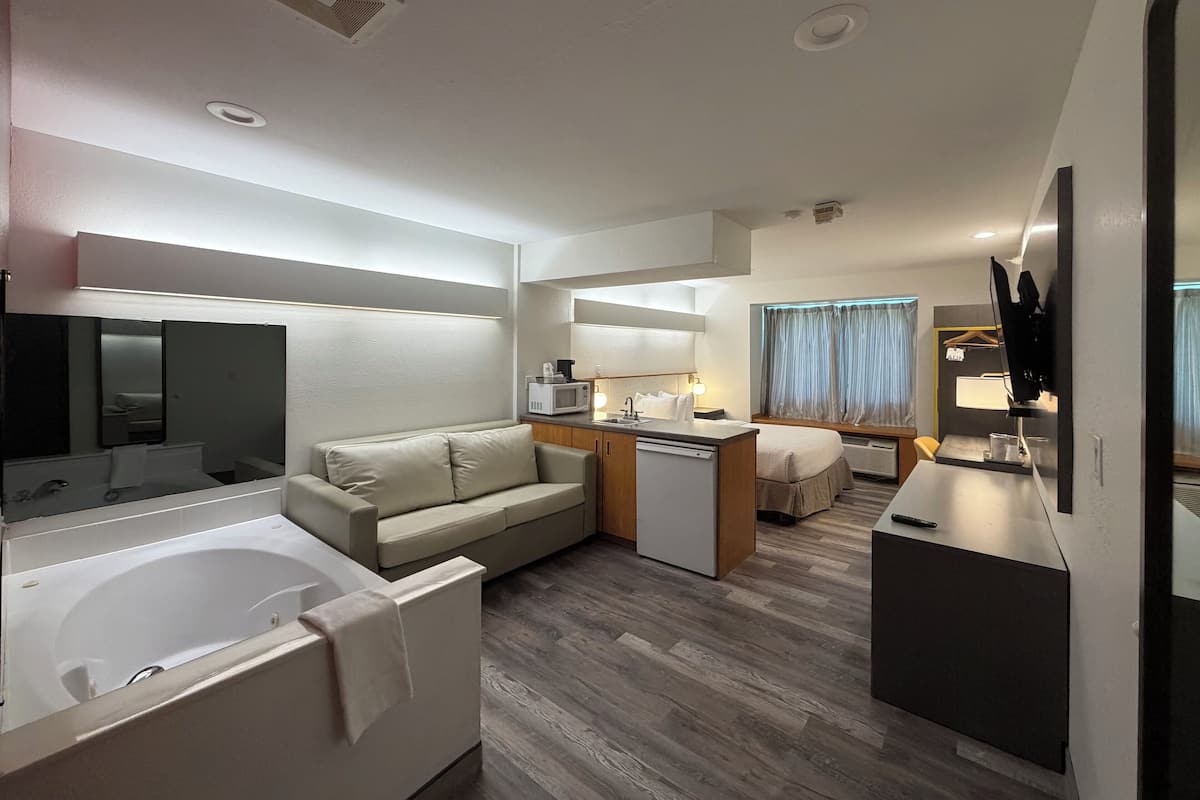 Deluxe Studio Suite, 1 Queen Bed, Non Smoking | Premium bedding, desk, iron/ironing board, free WiFi