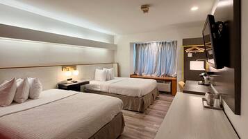 Room, 2 Katil Ratu (Queen), Non Smoking | Peralatan tempat tidur premium, meja, seterika/papan seterika