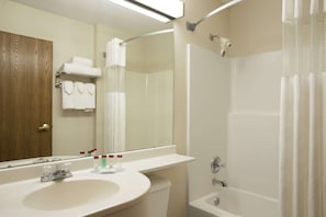 Combined shower/bathtub, free toiletries, hair dryer, towels