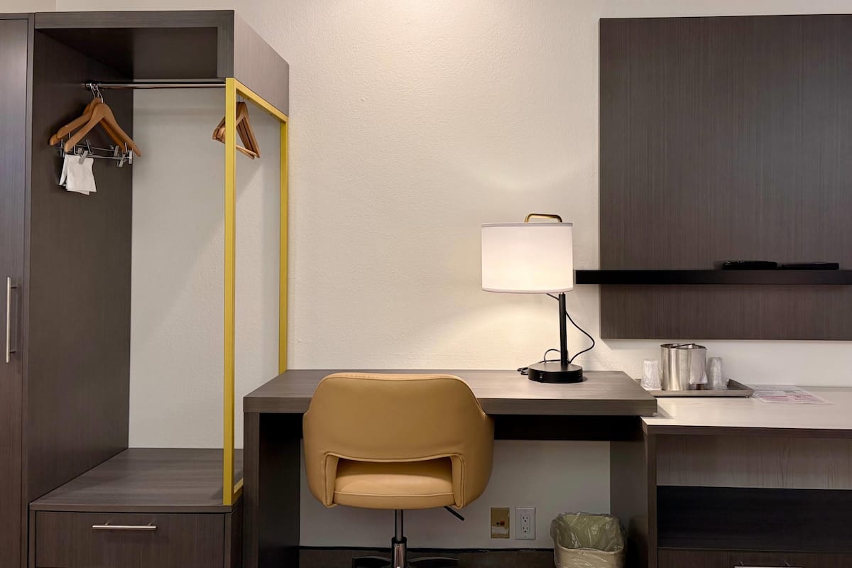 Suite estudio, 2 camas Queen size, para no fumadores | Ropa de cama de alta calidad y escritorio