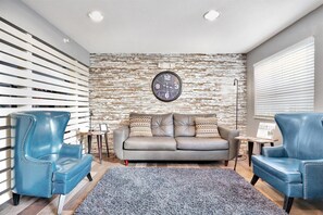 Lobby - Ramada Limited by Wyndham, Bloomington I-55 & I-74 IL (Bloomington)