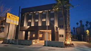 Un hôtel moderne avec une enseigne indiquant qu’il s’agit bien d’un hôtel.