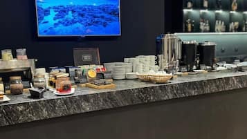 Se sirven desayunos, comidas y cocina regional con vista a la alberca