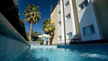 Una piscina al aire libre de temporada, camas de piscina gratis