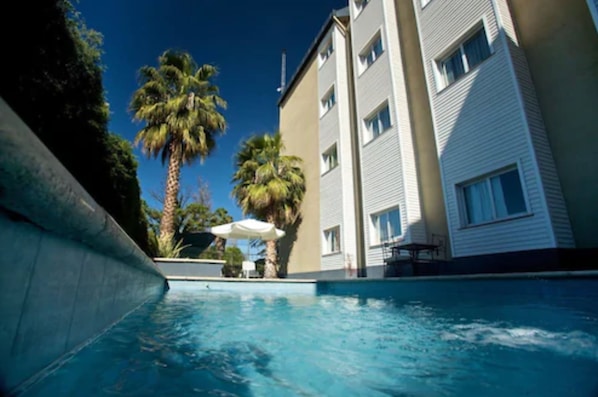 Piscine extérieure (ouverte en saison), cabanons gratuits