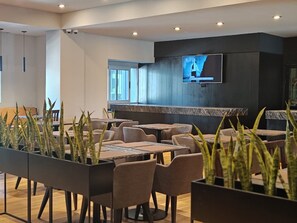 Breakfast, lunch, dinner served; Regional cuisine, pool views  - Hathor Hotels Mendoza (Guaymallen)