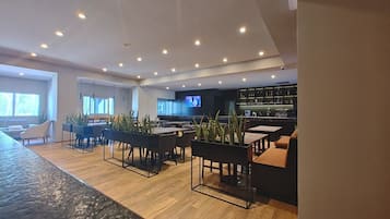 Ofereix vistes a la piscina i s'hi serveixen esmorzars, dinars i sopars