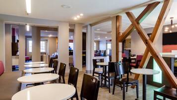 Desayuno continental gratuito y diario