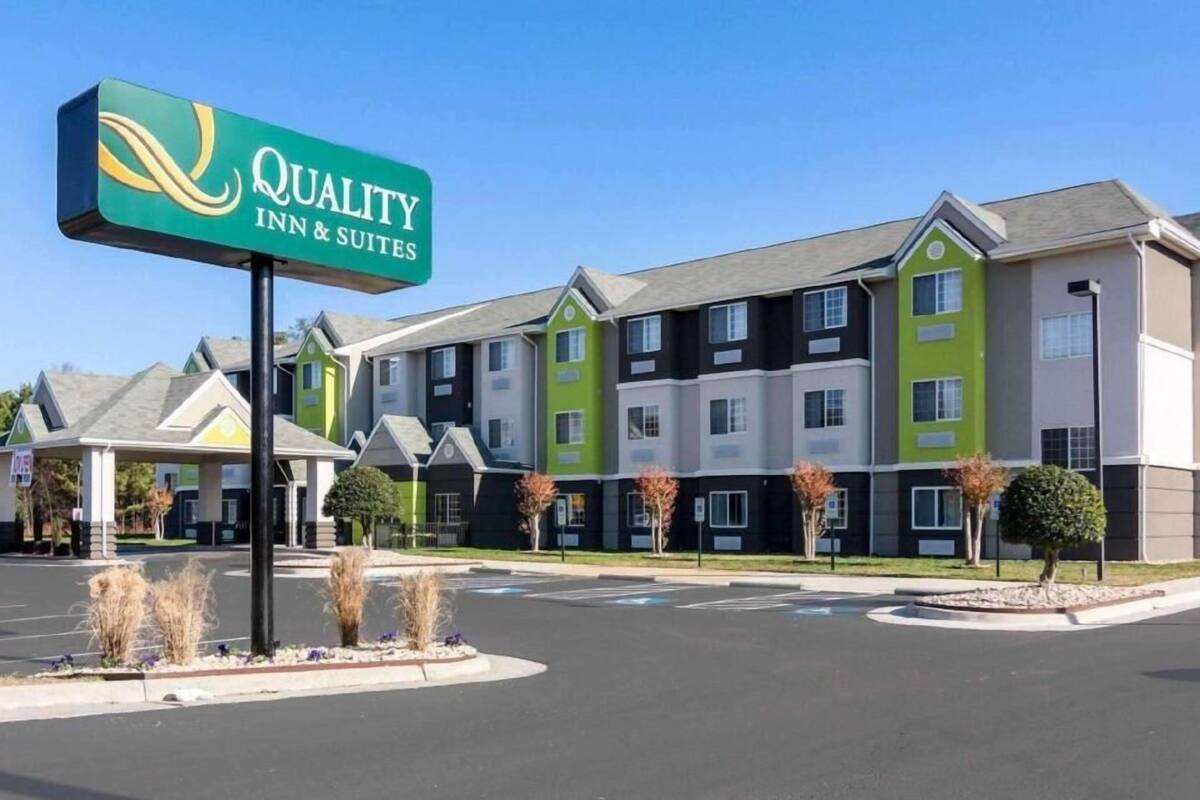 A multi-story hotel with a sign reading 'Quality Inn & Suites.'