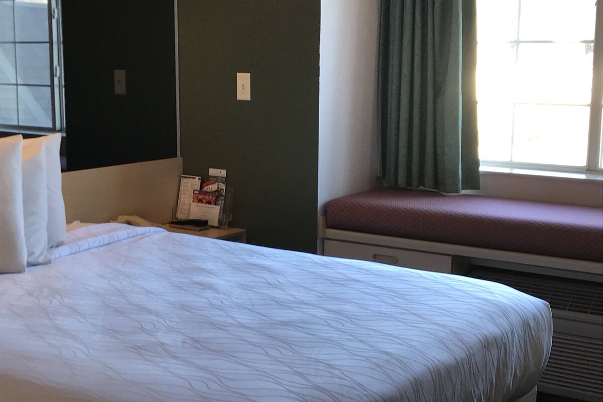 Traditional Room, 1 Bedroom | Desk, laptop workspace, iron/ironing board, free WiFi
