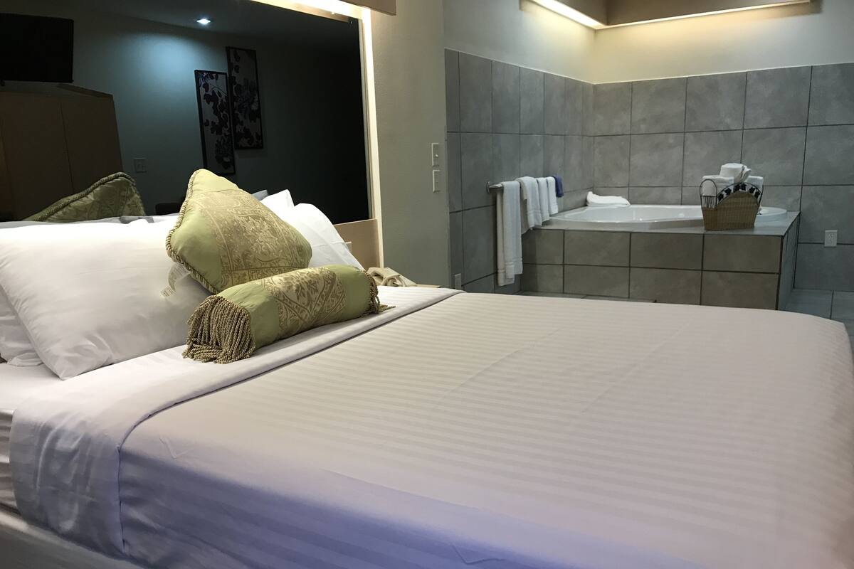 Romantic Jacuzzi room with hot tub | Desk, laptop workspace, iron/ironing board, free WiFi