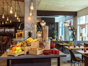 Café da manhã com buffet todos os dias (EUR 18.5 por pessoa) 
