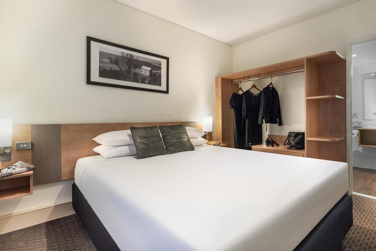 One Bedroom Apartment | In-room safe, individually furnished, desk, laptop workspace