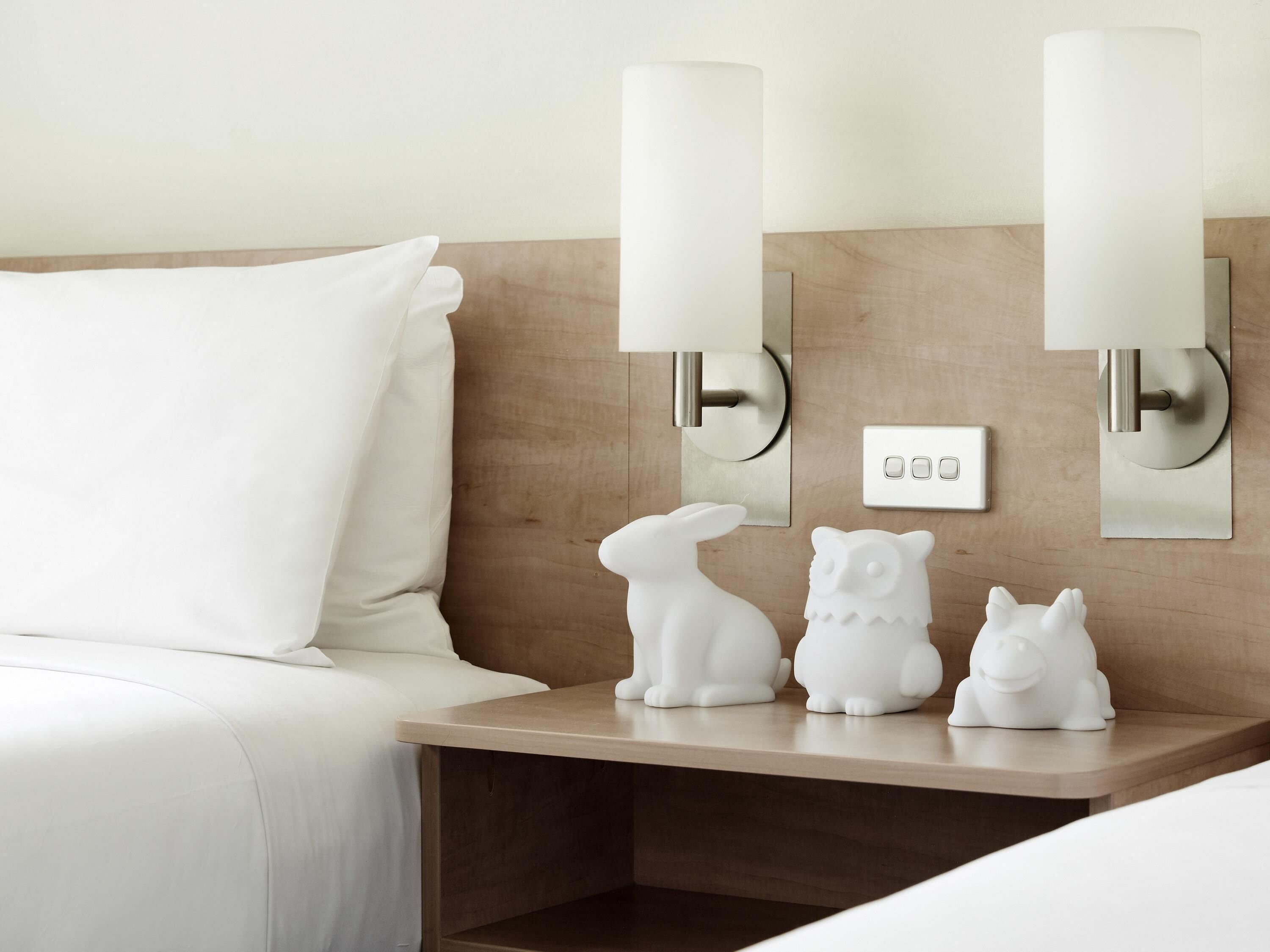 Caja de seguridad en la habitación, muebles diferentes y escritorio 