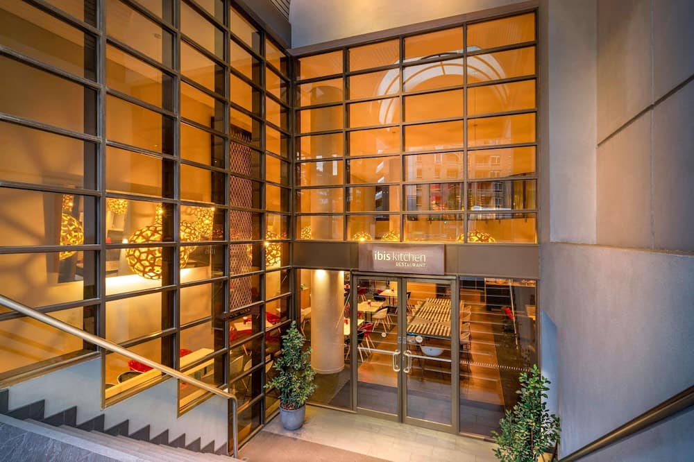 ibis Melbourne Hotel and Apartments