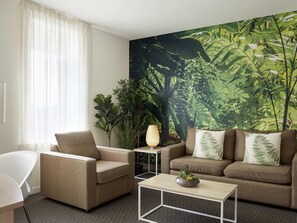 Safe på rommet, individuelt innredet og skrivebord