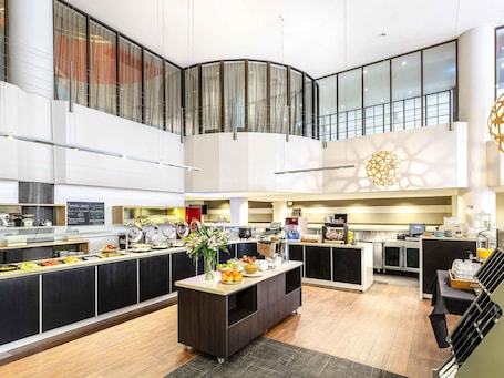 Breakfast served . ibis Melbourne Hotel and Apartments