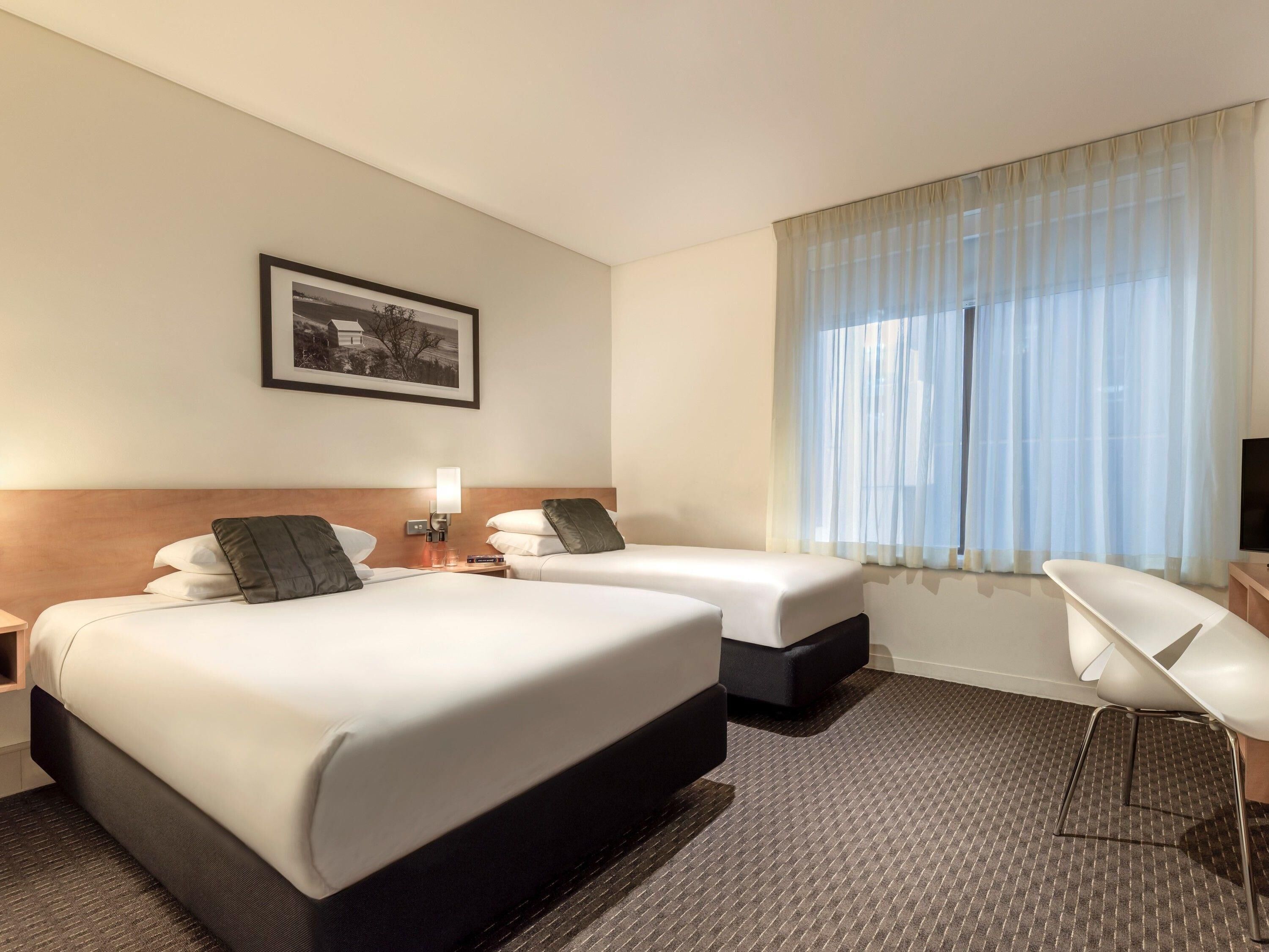 Caja de seguridad en la habitación, muebles diferentes y escritorio 