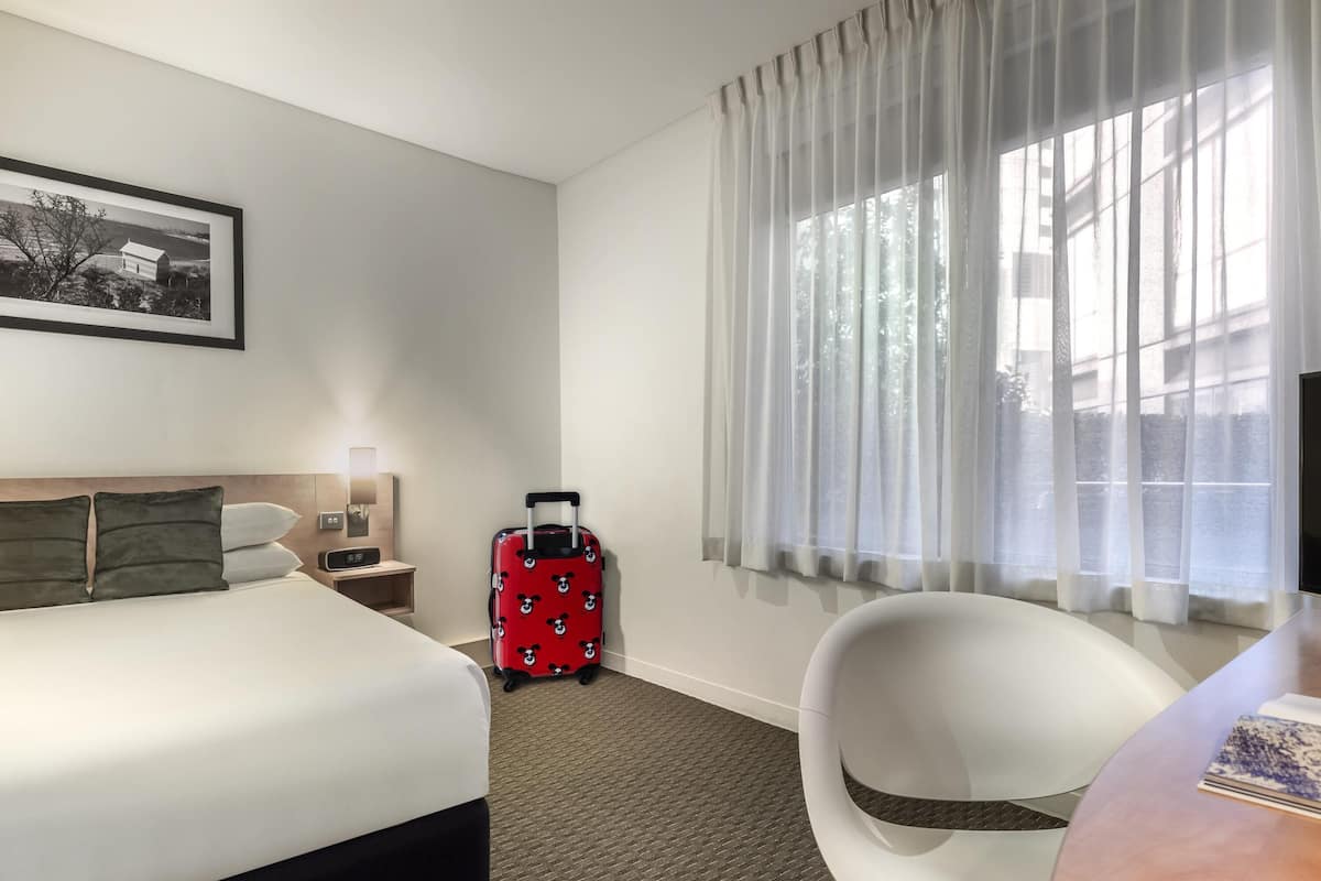 Standard Room, 1 Queen Bed | In-room safe, individually furnished, desk, laptop workspace