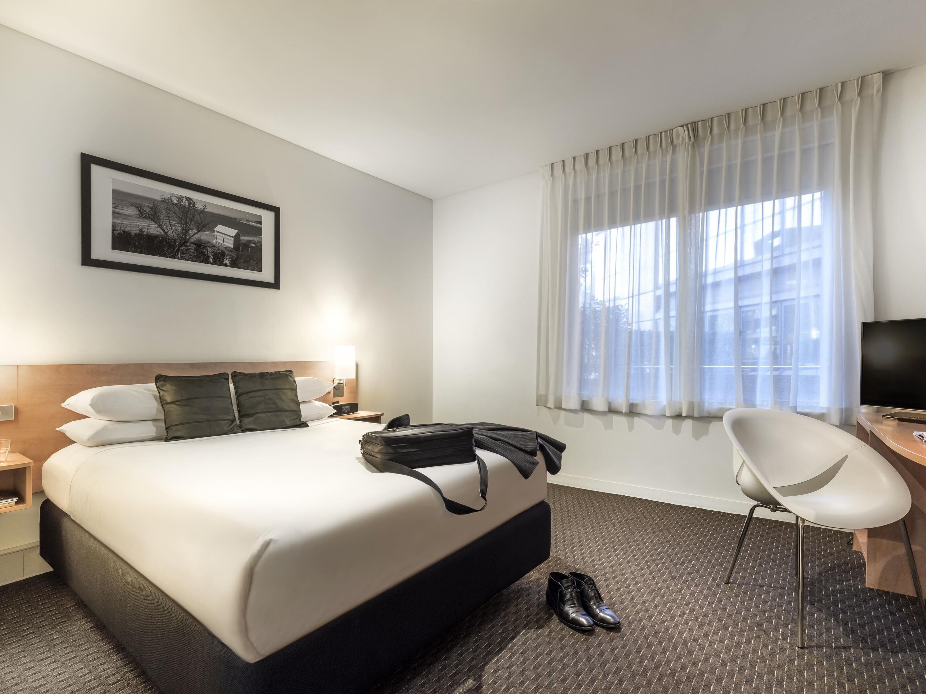 Quarto standard, 1 cama Queen | Cofres nos quartos, individualmente mobiliados, escrivaninha