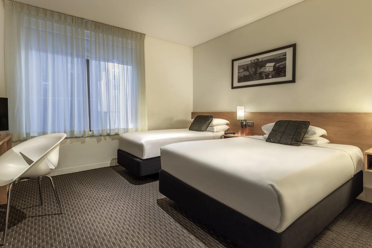 Chambre Double Standard, plusieurs lits | Coffres-forts dans les chambres, ameublement personnalisé, bureau