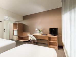 Standard Double Room, Multiple Beds | In-room safe, individually furnished, desk, laptop workspace - ibis Melbourne Hotel and Apartments (Melbourne)