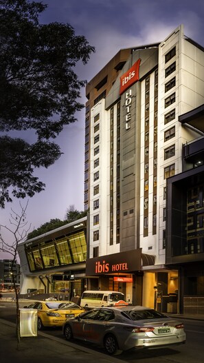 Front of property - evening/night - ibis Melbourne Hotel and Apartments (Melbourne)