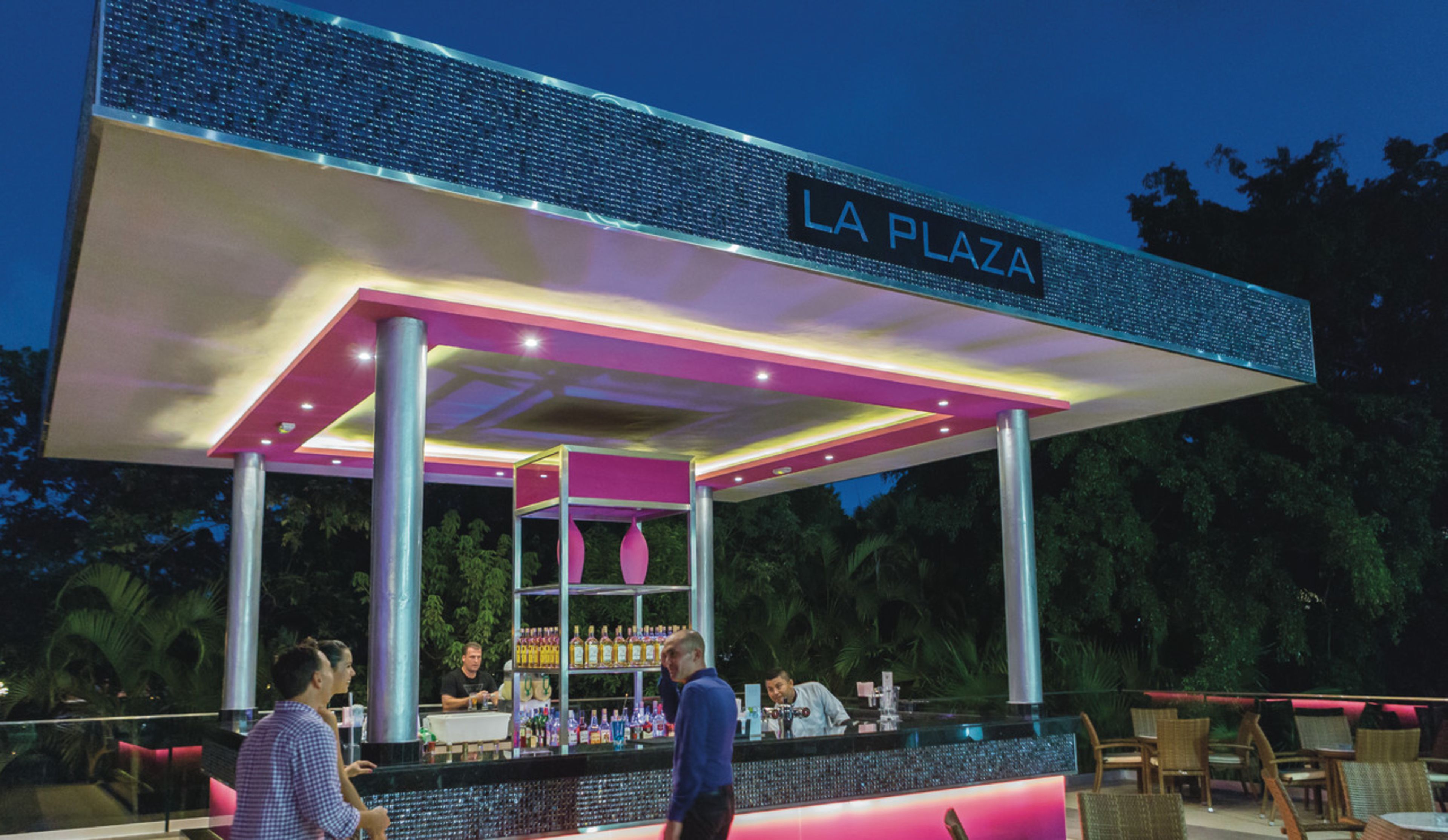 4 bares, bar en la piscina y bar junto a la piscina