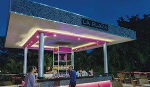 4 bars, bar en milieu de piscine, bar en bord de piscine