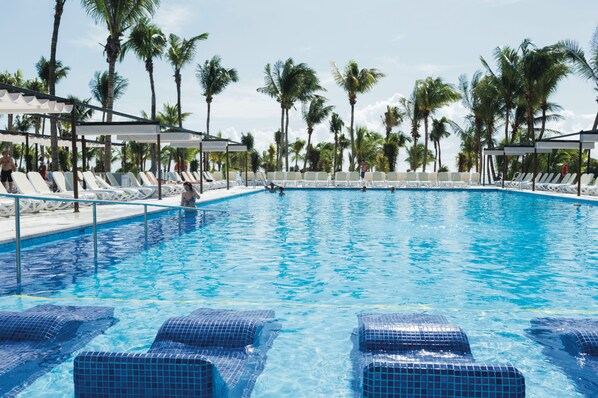 3 piscines extérieures, parasols, chaises longues