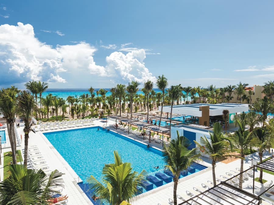 3 piscines extérieures, parasols de plage, chaises longues