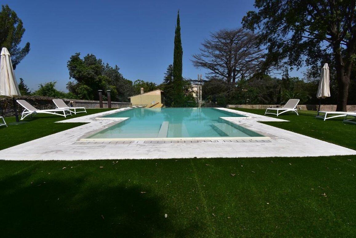Una piscina al aire libre de temporada