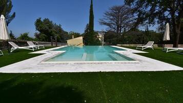 Una piscina al aire libre de temporada
