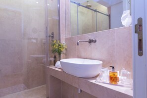 Deluxe-Doppel- oder -Zweibettzimmer | Badezimmer | Kostenlose Toilettenartikel, Haartrockner, Bidet, Handtücher