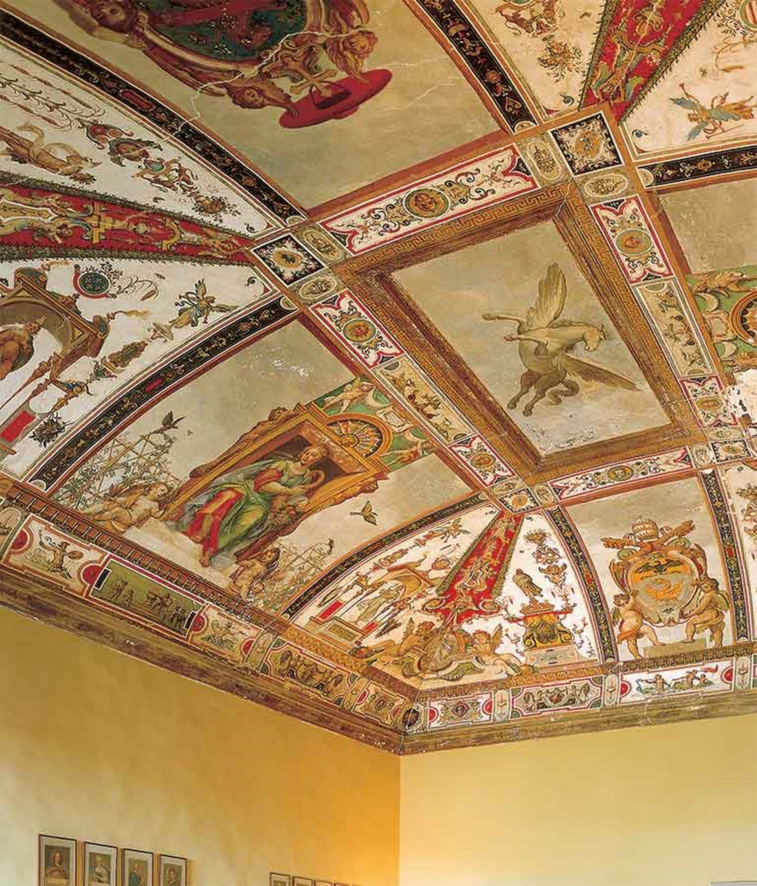 Un plafond richement décoré, orné de fresques complexes et d’éléments architecturaux.