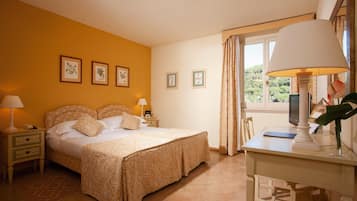 Una camera da letto con un letto, comodini, una scrivania e una finestra con tende.