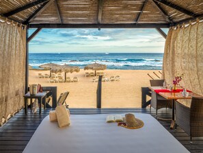 Plage privée, cabines (en supplément), chaises longues, parasols