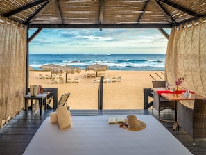 Aan een privéstrand, strandhuisjes (toeslag), ligstoelen, parasols